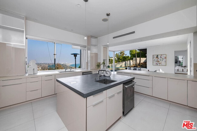 Building Photo - 770 Paseo Miramar
