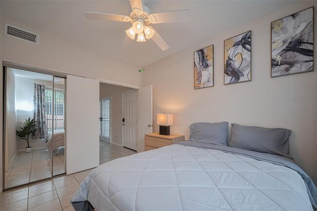Building Photo - 2121 El Paseo St