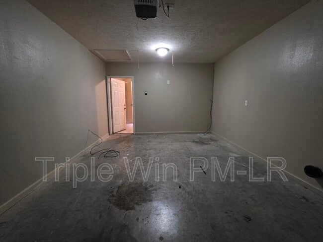 Building Photo - 12 Gold Meadow Loop