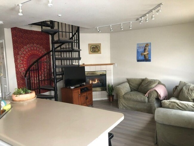 Primary Photo - Boulder Apartment Available for PRELEASE S...