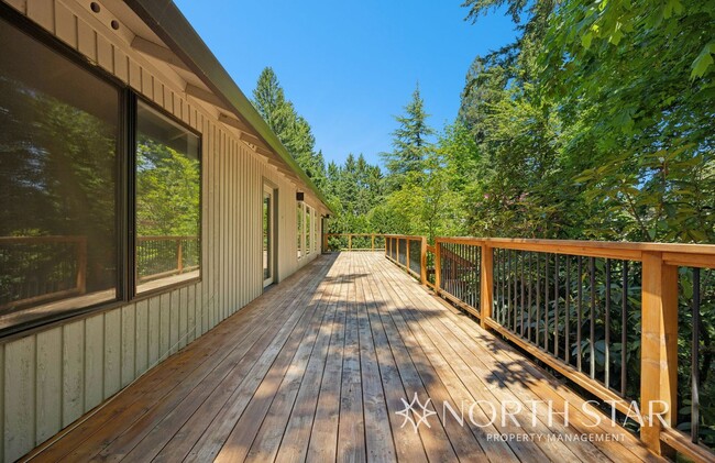 Building Photo - One Level Living in Lake Oswego