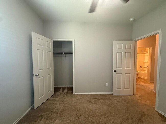 Building Photo - 352 Martha Dr