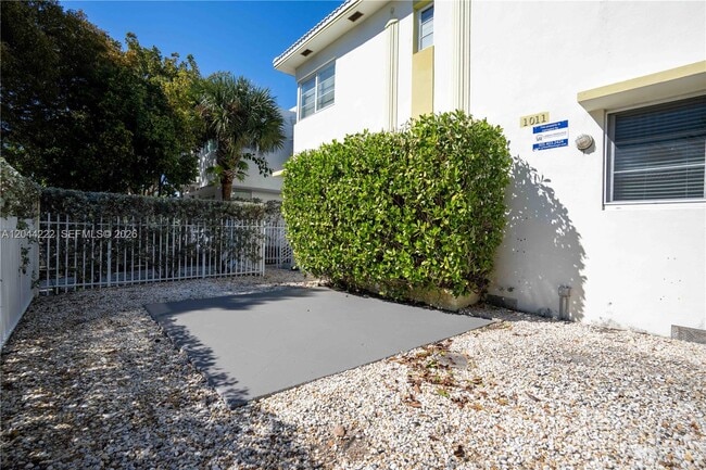 Building Photo - 1011 Bay Dr