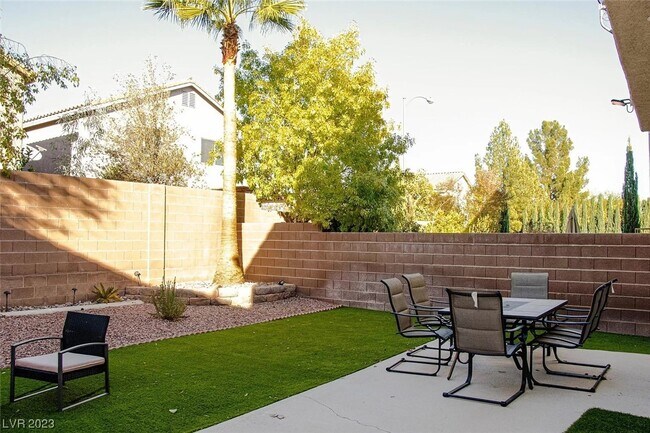 Building Photo - 9512 Green Vineyard Ave