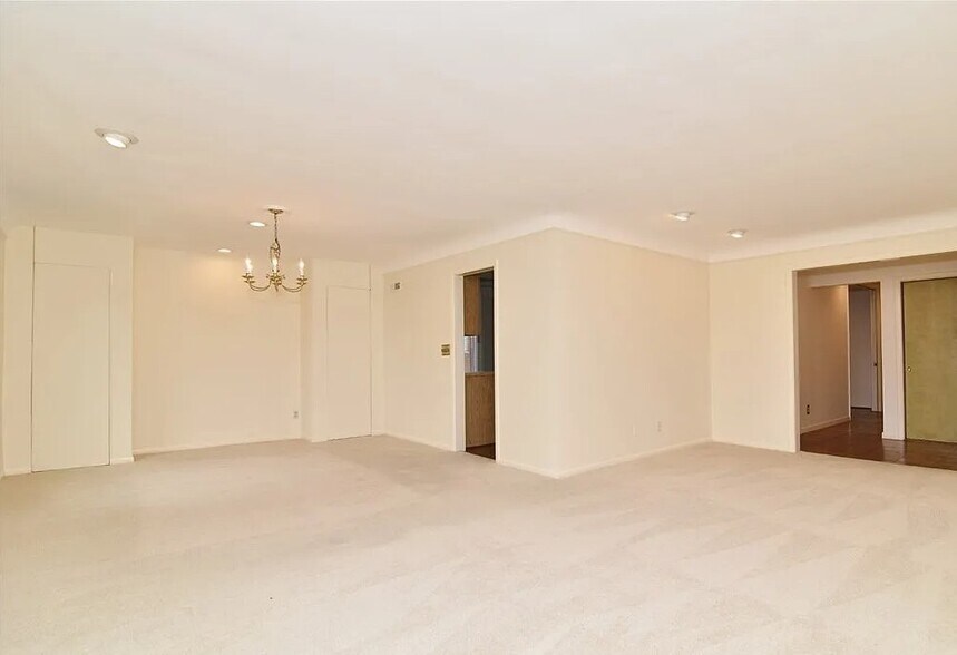 L shaped Living/Dining Rm - 19425 Van Aken Blvd