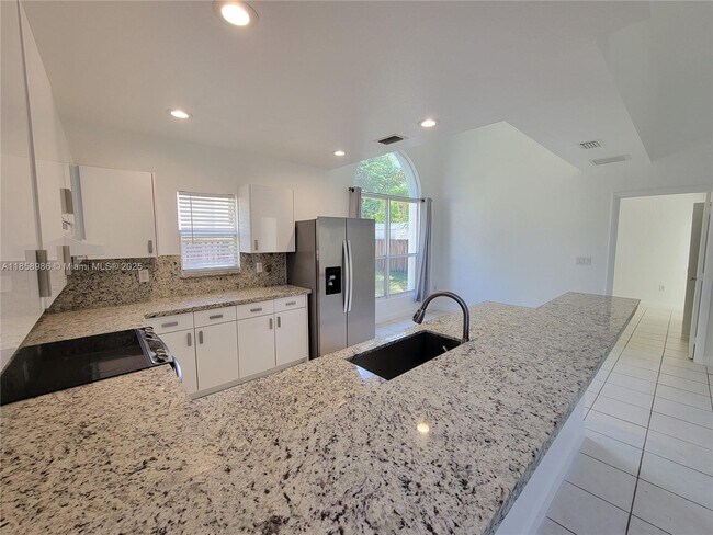 Building Photo - $3,100MONTHLY;35 SW 7TH ST #2 HALLENDALE B...