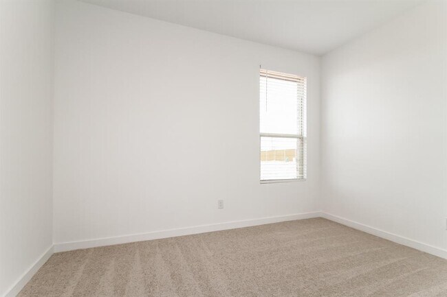 Building Photo - 1908 Ponderosa Pne Ln