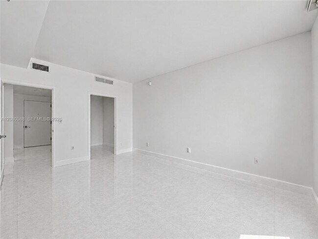 Building Photo - 1900 N Bayshore Dr