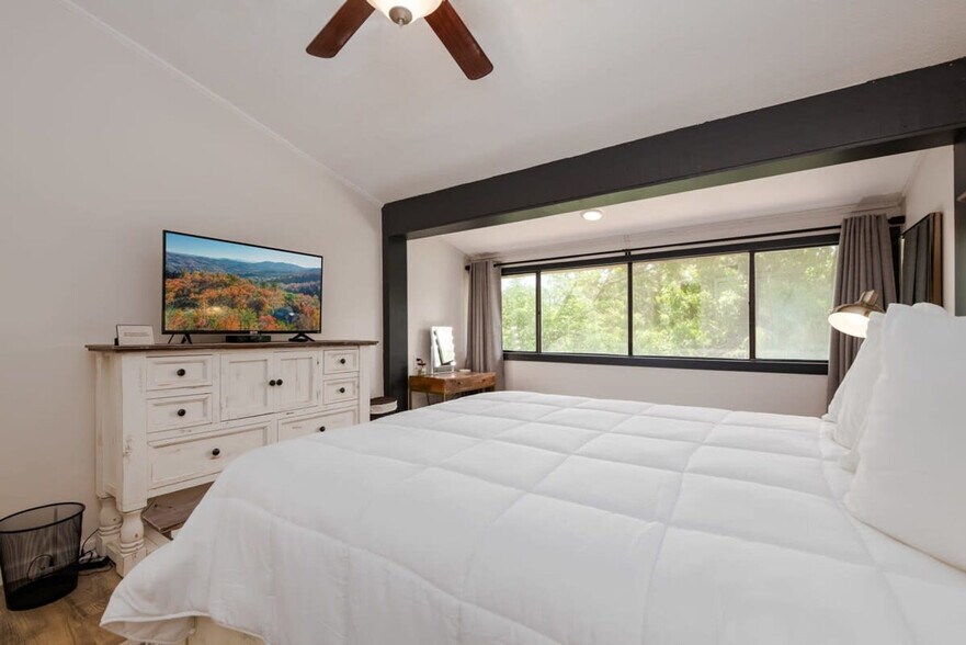 Building Photo - 2806 Suncrest Rd