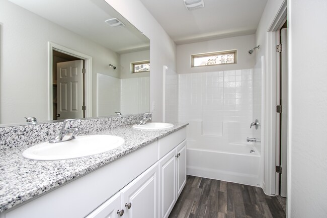 Building Photo - 3Br Home $1799 59th Ave/Broadway