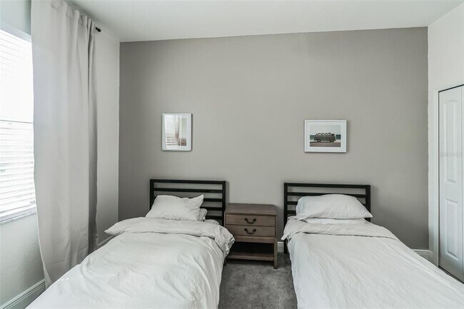 Building Photo - 2888 Phoenix Palm Terrace