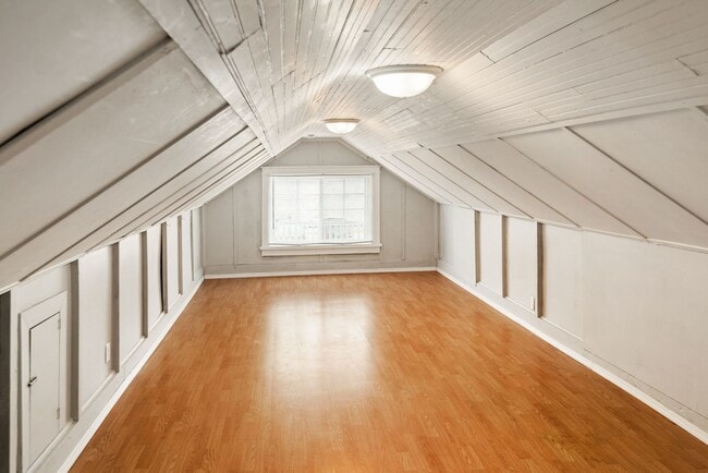 Building Photo - Available now!  517 S. 35th St.  4 Bedroom, 2 Bath Great Midtown location, 1 car garage.