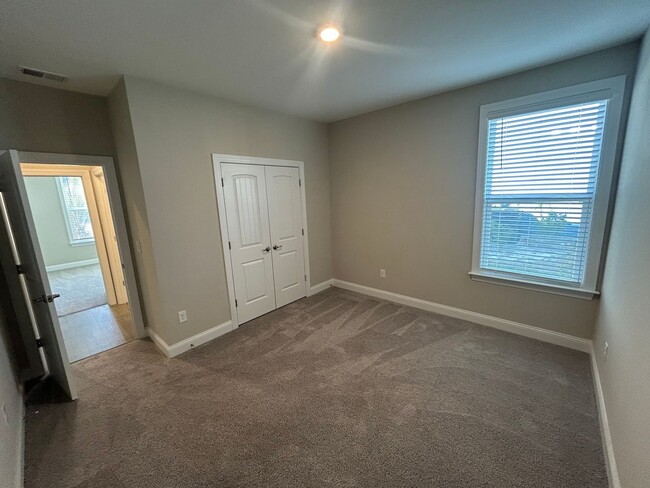 Building Photo - 585 Oyster Dr