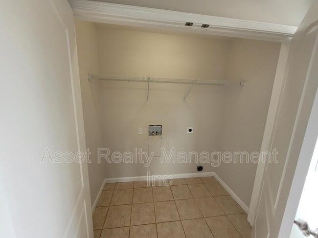 Building Photo - 2013 Paris Rd