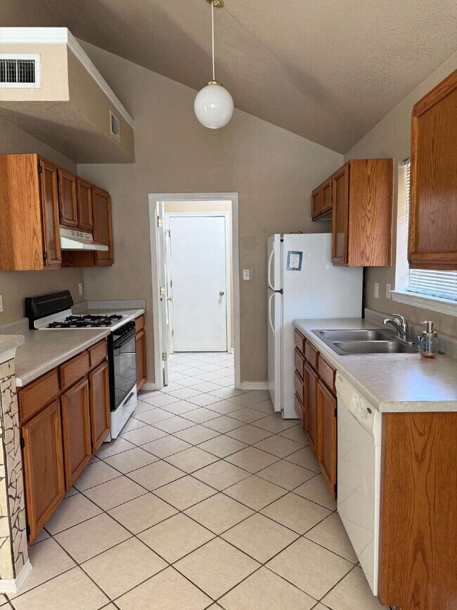 Building Photo - "Charming 3-Bed, 2-Bath Oasis in El Paso -...