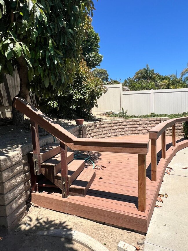 Building Photo - Santa Paula - Spacious pool home in wonder...