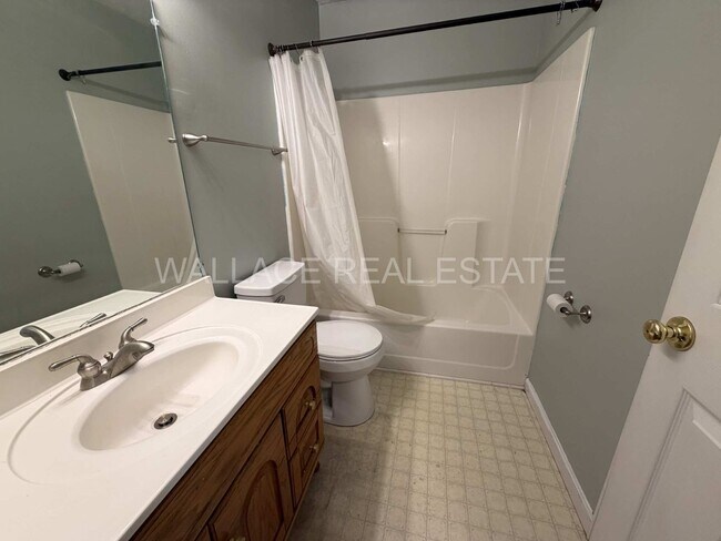Building Photo - ALL ONE LEVEL IN CLINTON! 3 BDRM, 2 BATH WITH 2 CAR GARAGE!!