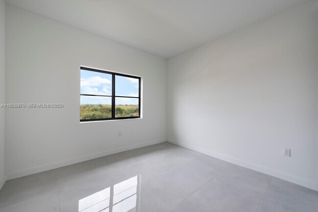 Building Photo - 1327 NW 2nd Ln