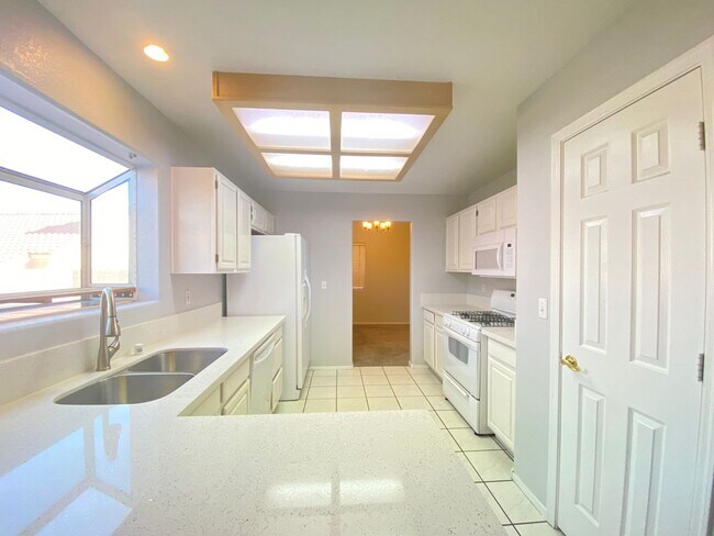 Building Photo - FANTASTIC SINGLE-FAMILY HOUSE WITH 4 BEDROOMS