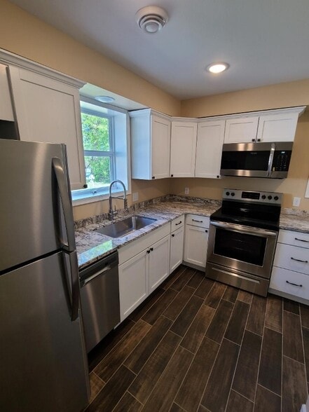 Building Photo - 28660 W Lake Dr