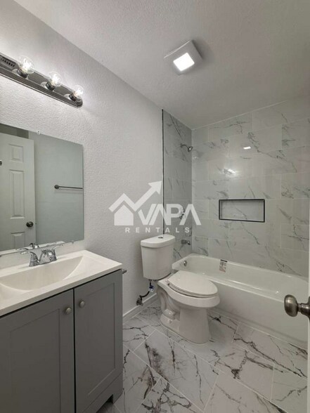 Building Photo - 7814 Hollow Oak