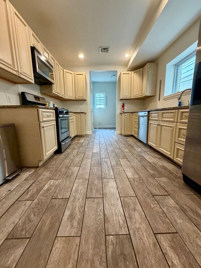 Building Photo - Stunning 3-Bedroom Home in Point Breeze! Available NOW!