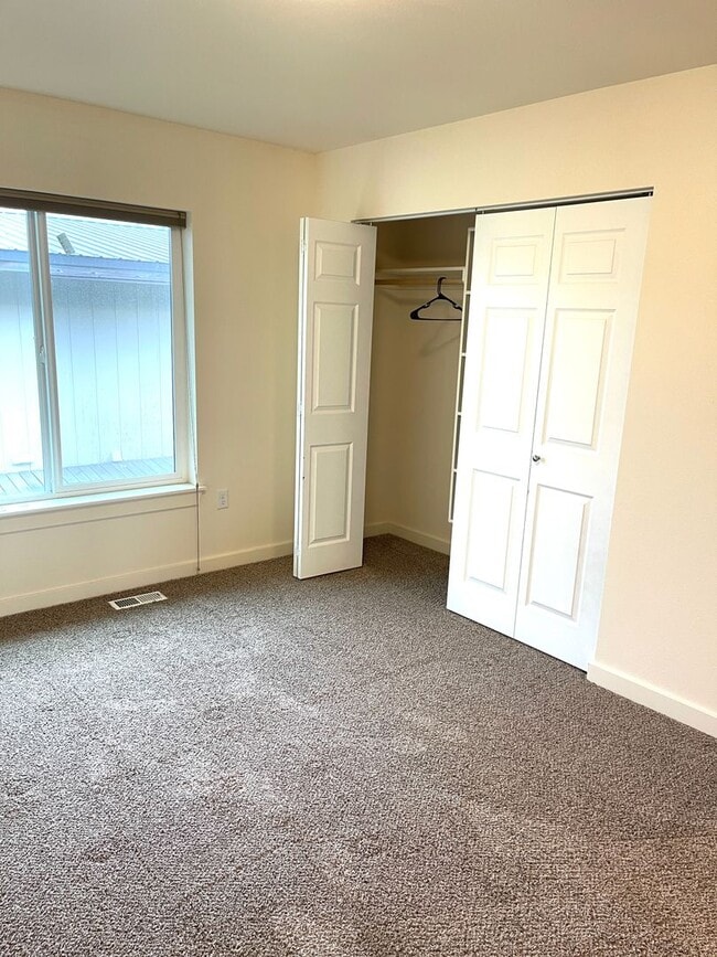 Building Photo - 410 Flower St