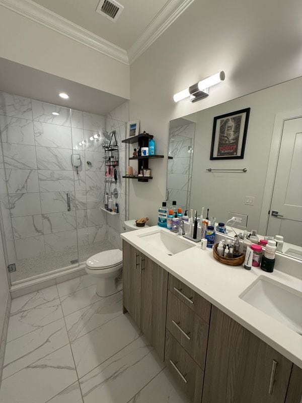 Building Photo - 835 Lake St