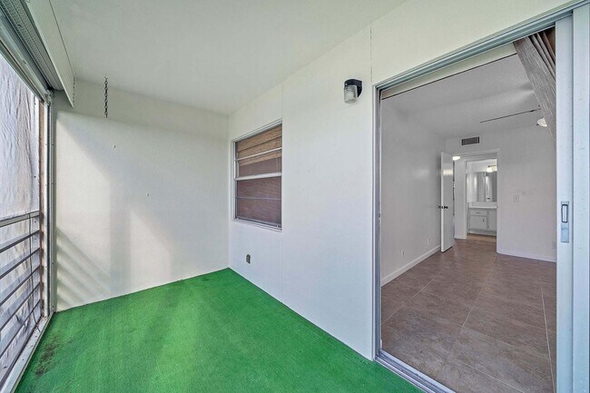 Building Photo - 2049 Hythe A