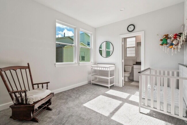 Building Photo - Great Opportunity! Modern three-story home located in the heart of EaDo, offering a well-designed...