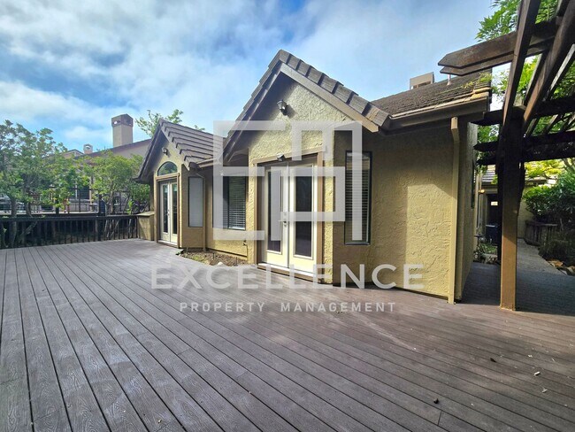 Building Photo - In the Villages 55+ Gated Community, 2/2+ Office, 1900+Sf, Deck, Views, Golf Course and Much More
