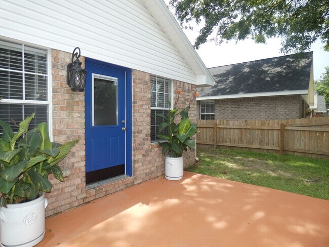 Building Photo - Charming Brick Home - Stonebrook