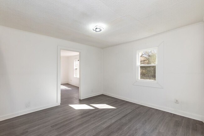 Building Photo - Three Bedroom Home!