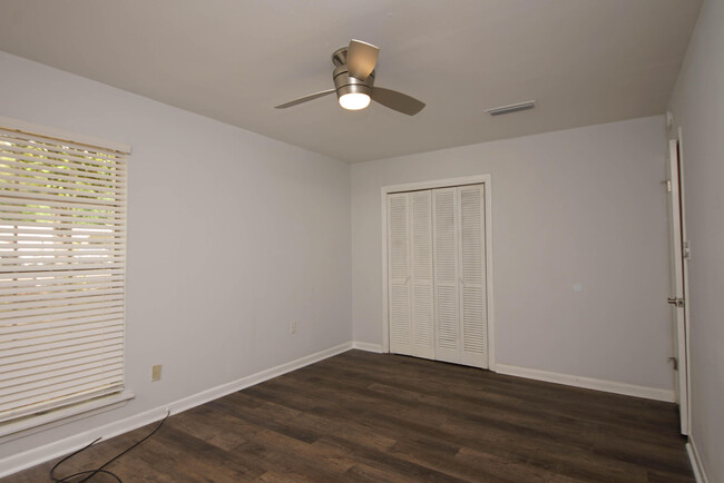 Building Photo - 596 L'Ombre Ct NE