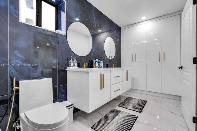 Building Photo - 864 W 69th Pl