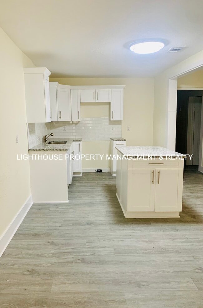 Building Photo - Fully Renovated & Cozy 3 Bed/2 Bath with F...