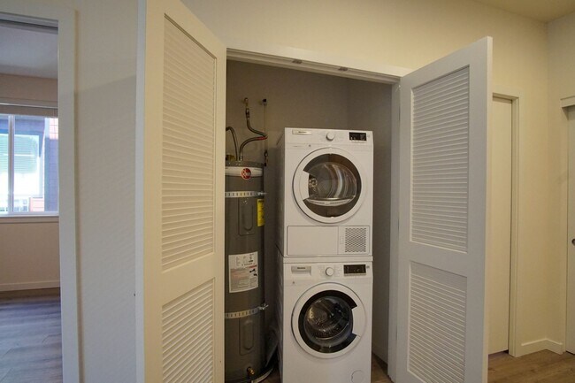 Building Photo - Modern, Spacious 2Bdr w/Condo-Grade Finish...