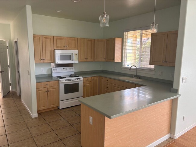 Building Photo - Spacious 2 Bedroom / 1.5 Bathroom Home in ...