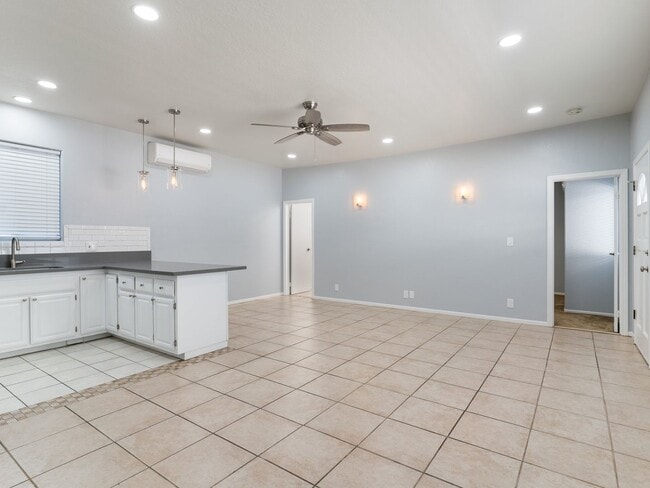 Interior Photo - 1116 E 1st St