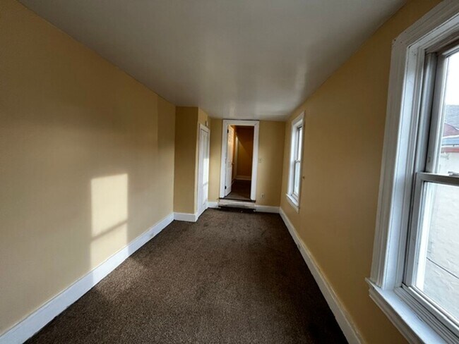 Building Photo - 4 bedroom 1.5 bath