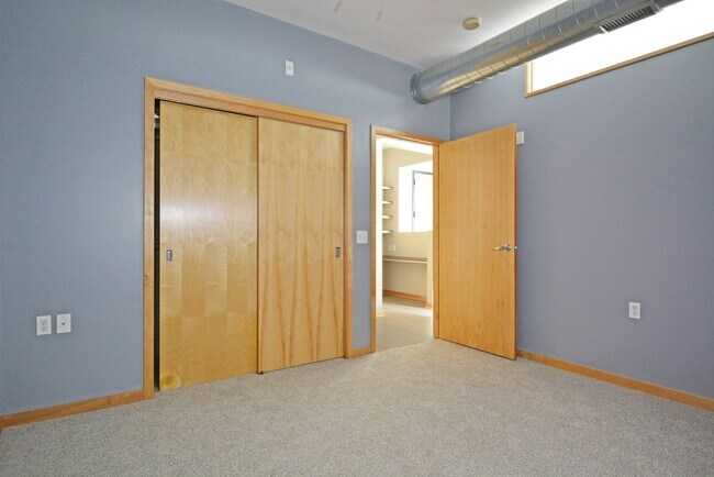 Building Photo - Modern 2-Bedroom Apartment with Private Pa...