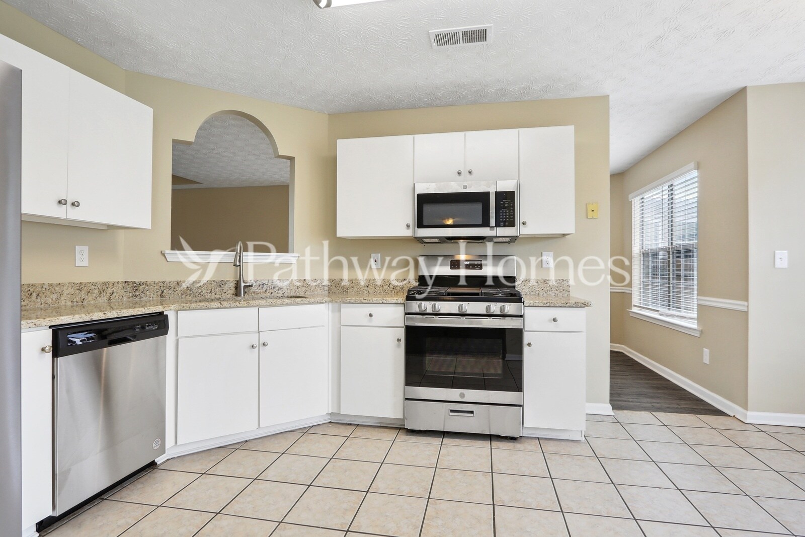Building Photo - 615 Gardinia Dr