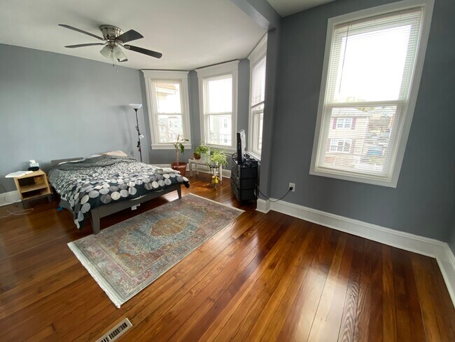 Building Photo - 41 E 48th St