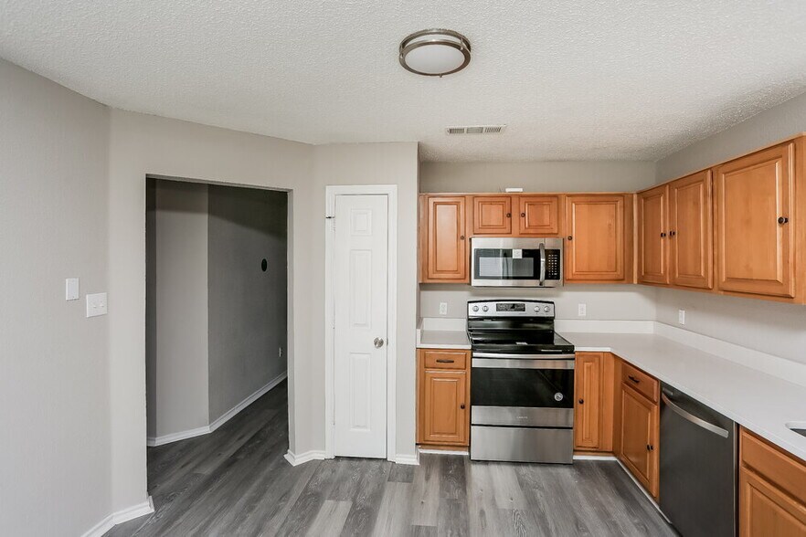 Building Photo - 6841 Prairie Hill Rd N