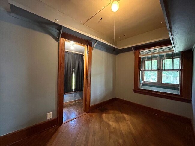 Building Photo - $1,800 | 3 Bedroom, 2 Bathroom Multi Floor...