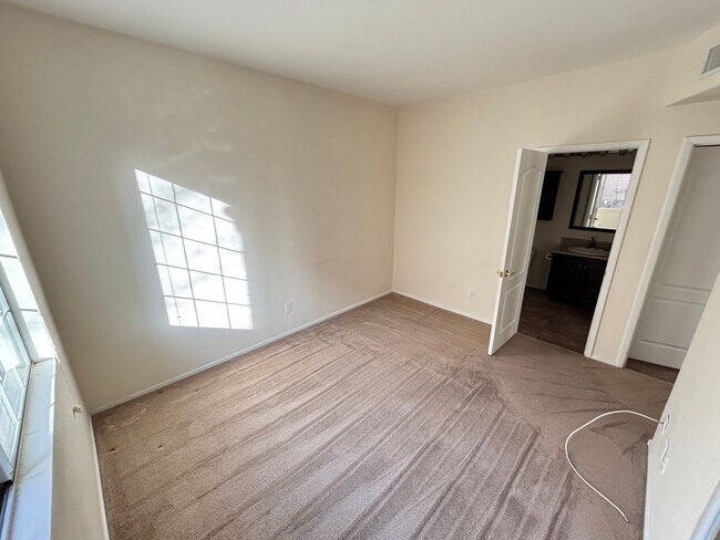 Building Photo - Charming 2Bed/Bath Condo located in a beautiful gated community in the Southwest.