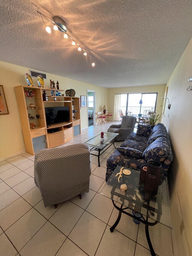 Building Photo - 10044 S Ocean Dr