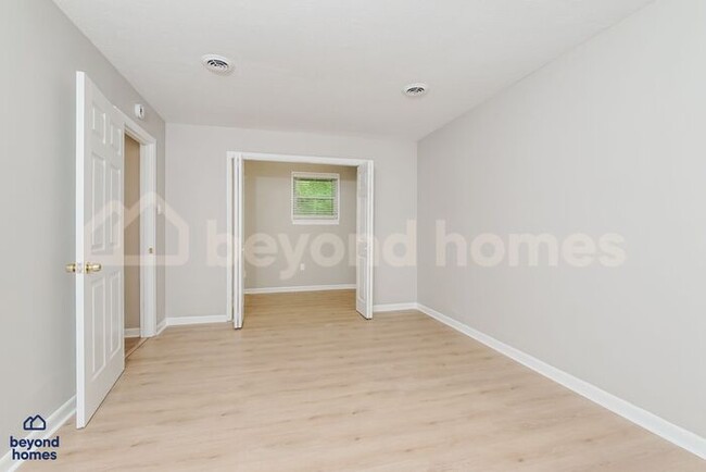 Building Photo - Stunning 4 Bedroom 2 Bathroom Home - Looki...