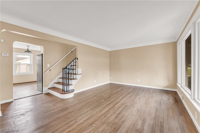 Building Photo - 655 E 240th St