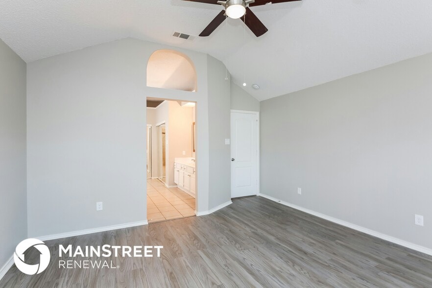 Building Photo - 304 Meadowglen Dr